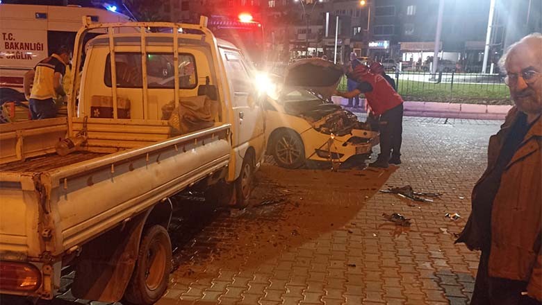 Edremit'te Kamyonet İle Otomobil Çarpıştı, 1 Yaralı Edremit'te Kamyonet İle Otomobil Çarpıştı, 1 Yaralı