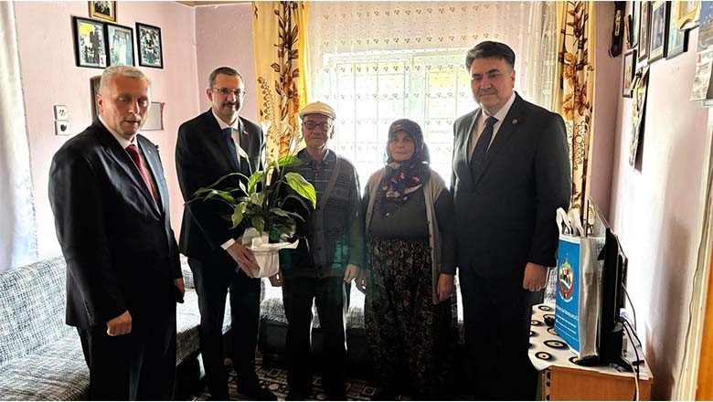 Havran’da Bayram Buluşması: Şehit ve Gazi Ailelerine Anlamlı Ziyaret Havran’da Bayram Buluşması: Şehit ve Gazi Ailelerine Anlamlı Ziyaret