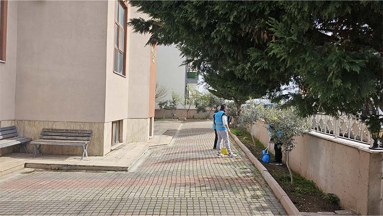 Hükümlüler kamu yararına çalışarak camileri temizledi Hükümlüler kamu yararına çalışarak camileri temizledi