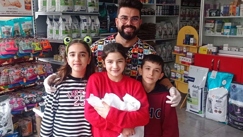 Kahraman Çocuklar Yavru Köpeği Kalp Masajıyla Hayata Döndürdüler Kahraman Çocuklar Yavru Köpeği Kalp Masajıyla Hayata Döndürdüler