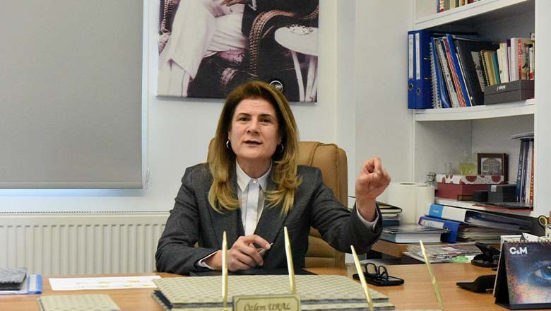 Özlem Ural: "Kadınları Toplumdan Dışlamak Uygarlığa En Büyük Tehdittir" Özlem Ural: "Kadınları Toplumdan Dışlamak Uygarlığa En Büyük Tehdittir"
