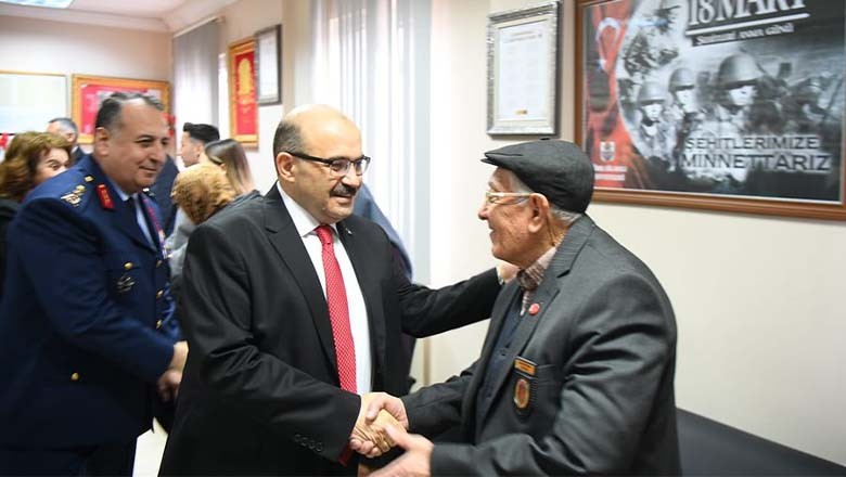 Vali Ustaoğlu'ndan 18 Mart Çanakkale Zaferi Ziyaretleri Vali Ustaoğlu'ndan 18 Mart Çanakkale Zaferi Ziyaretleri
