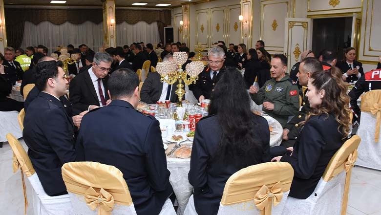 Vali Ustaoğlu’nun Katılımıyla Balıkesir Emniyeti'nden Birlik İftarı Vali Ustaoğlu’nun Katılımıyla Balıkesir Emniyeti'nden Birlik İftarı