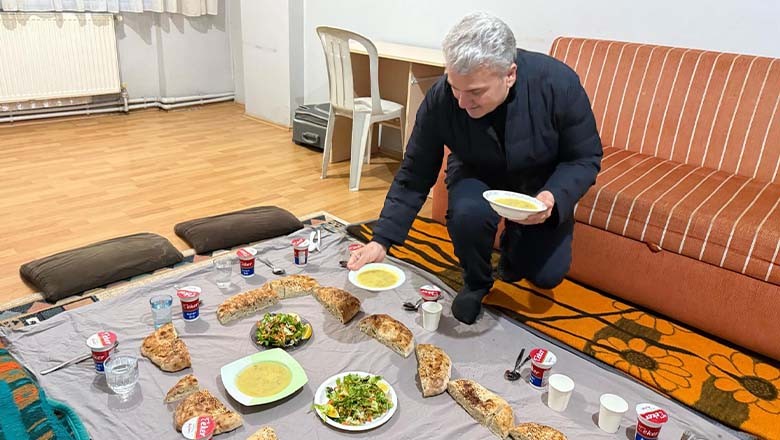 Vekil Canbey İftarda Öğrenci Evinde, Sahurda Kimsesiz Çocuklarla