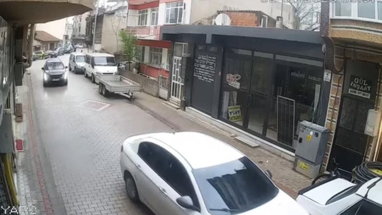 Balıkesir'de Sürücü Park Halindeki Araçlara Çarptı!