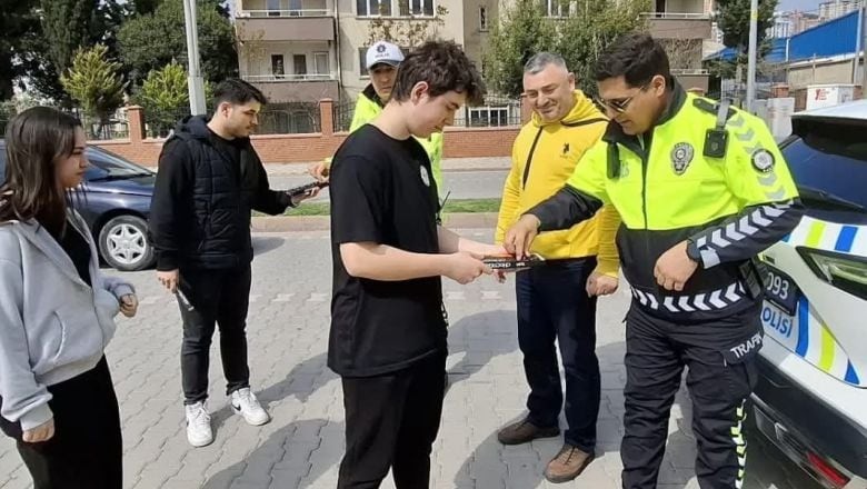 Edremit'te Öğrencilerden Polislere Anlamlı Jest