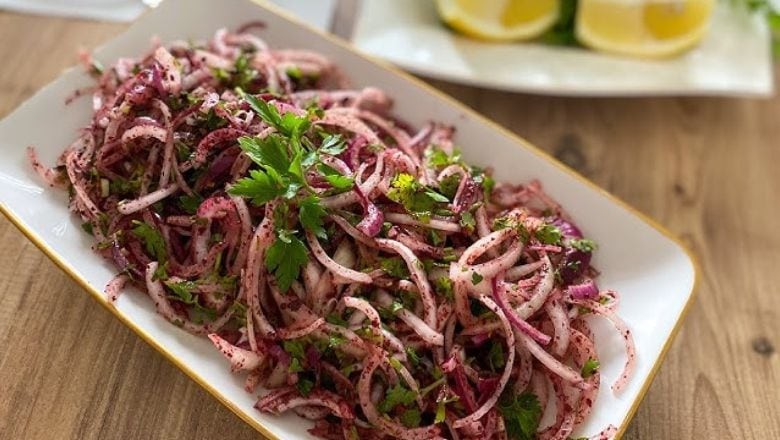Erdek'in Mor Soğanlarıyla Salata Tarifi
