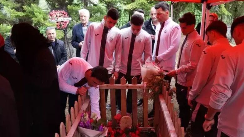 Mezarının Başındaki Not Dikkat Çekti!