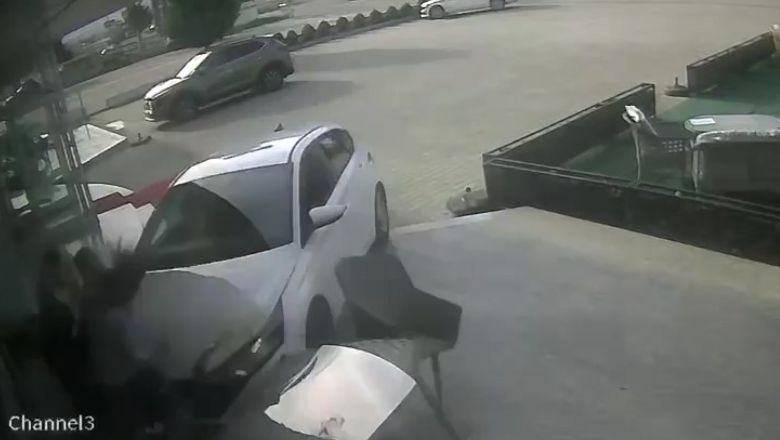 Her Şey Saniyeler İçinde Oldu! Motosiklete Çarpıp Mağazaya Daldı!