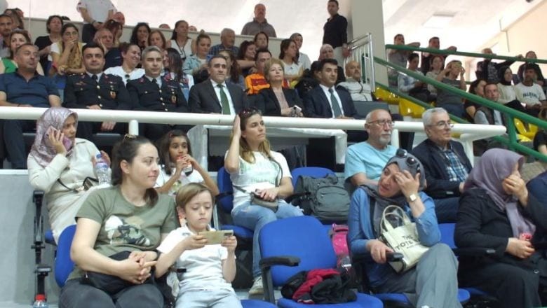 23 Nisan Rengârenk Tribünlerle Sallandı!