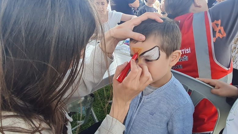 Edremit Dalyan Sahilinde Gökyüzü Uçurtmalarla Renklendi