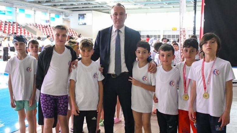 Balıkesir'de Minik Yüzücüler Havuzda Buluştu