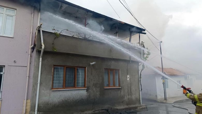 Burhaniye’de Yangın Paniği! Mahalle Sokağa Döküldü