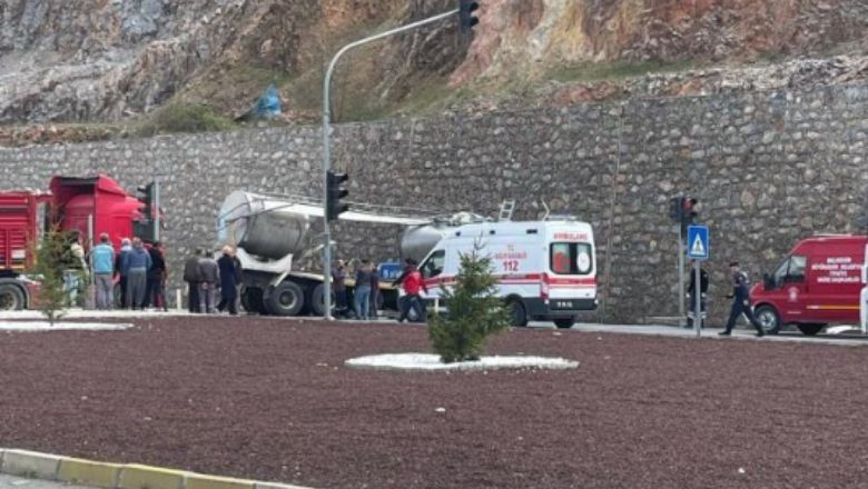 Balıkesir'de Süt Tankeri Drenaja Çarptı! Ölü Var!