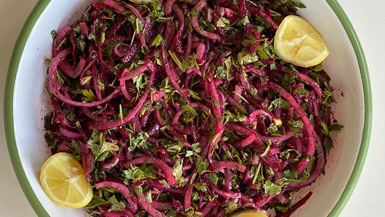 Erdek'in Mor Soğanlarıyla Salata Tarifi