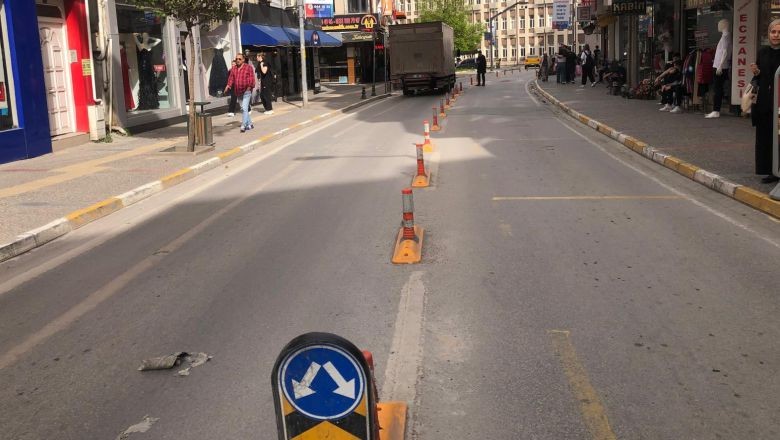 Balıkesir’de Yollar Dubalarla Bölündü