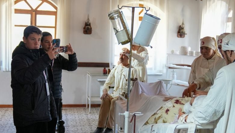 Gençlerden Şehitliğe Anlamlı Ziyaret