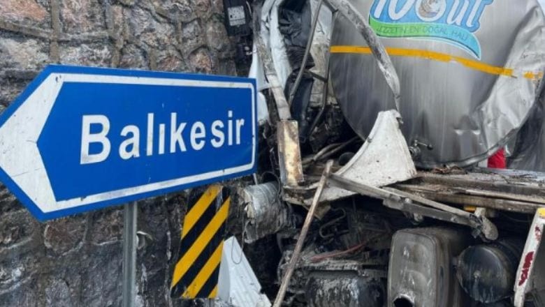 Balıkesir'de Süt Tankeri Drenaja Çarptı! Ölü Var!