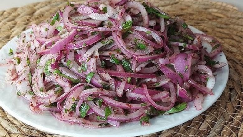 Erdek'in Mor Soğanlarıyla Salata Tarifi