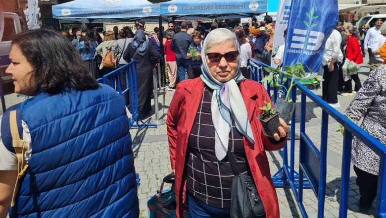 Edremit'te Ücretsiz Ata Tohumu Fidesi İçin İzdiham