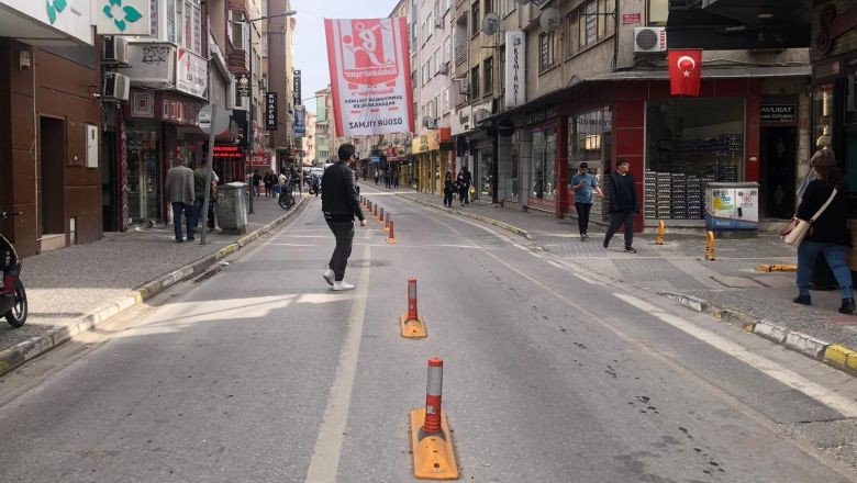 Balıkesir’de Yollar Dubalarla Bölündü