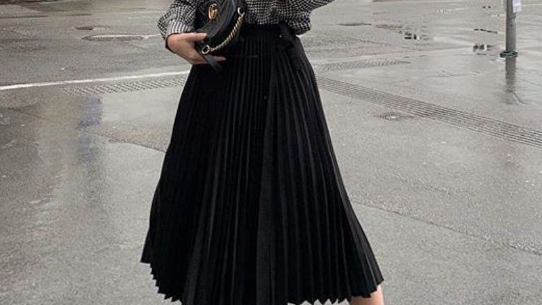 Balıkesir'de Pileli Etekler Moda!