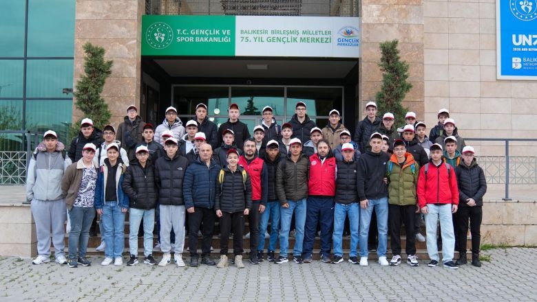 Gençlerden Şehitliğe Anlamlı Ziyaret