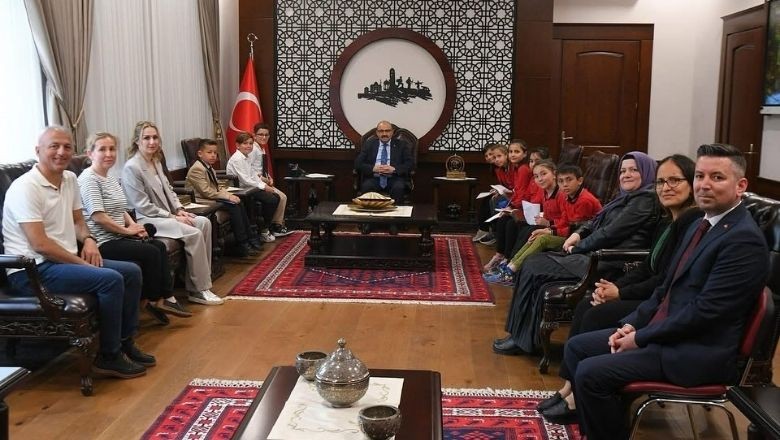 Vali İsmail Ustaoğlu Öğrencilerle Bir Arada