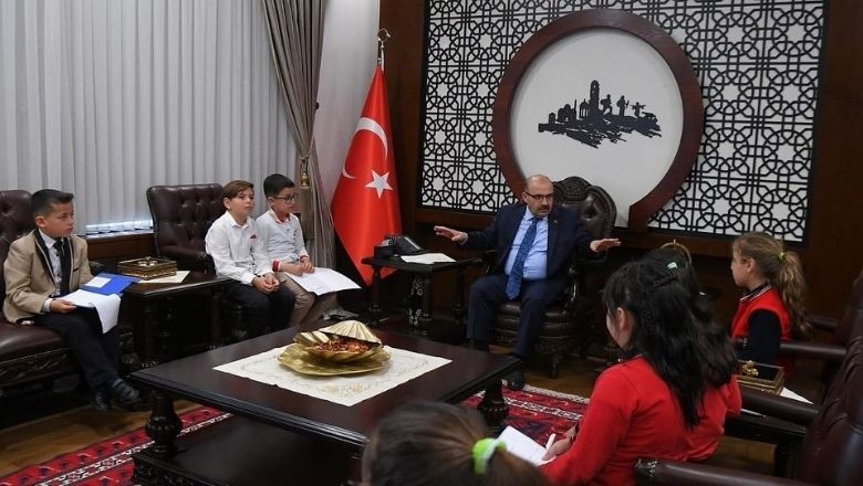 Vali İsmail Ustaoğlu Öğrencilerle Bir Arada