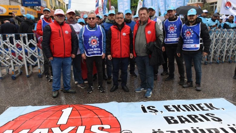 Yeleğini Giydi, İşçilerin Arasında Yürüdü: Hakan Şehirli’den 1 Mayıs Desteği