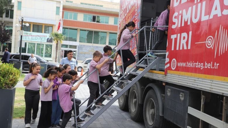 Deprem Simülasyon Tırı Gönen’de Halkla Buluştu