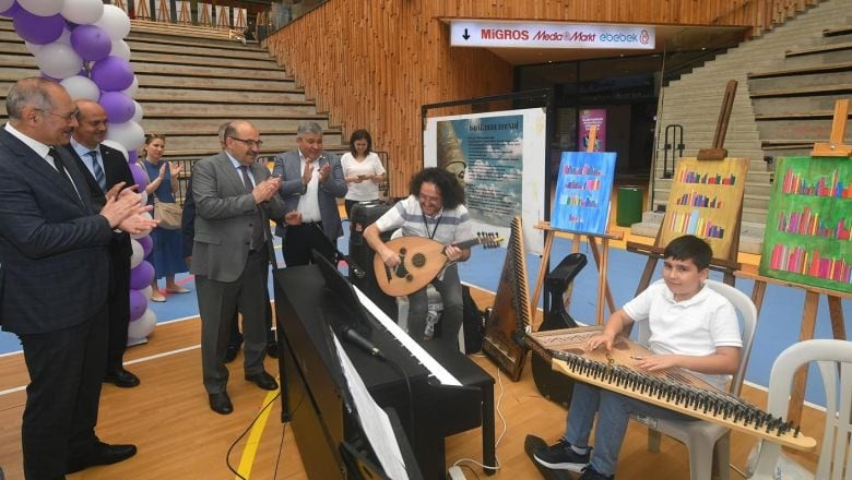 Vali Ustaoğlu, Bilim Fuarında Öğrencilerle Buluştu