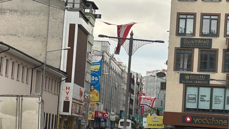 Balıkesir’de Rüzgar Balkes Bayraklarını Etkiledi