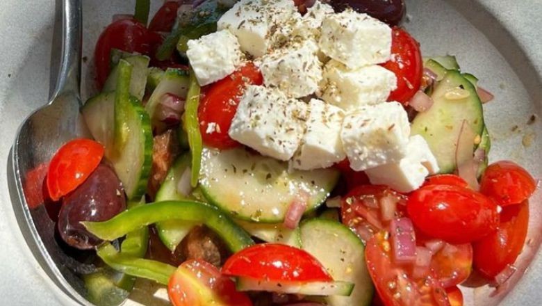 Balıkesir'de Sağlıklı Öğün Tercihi: Peynirli Zeytinli Salata