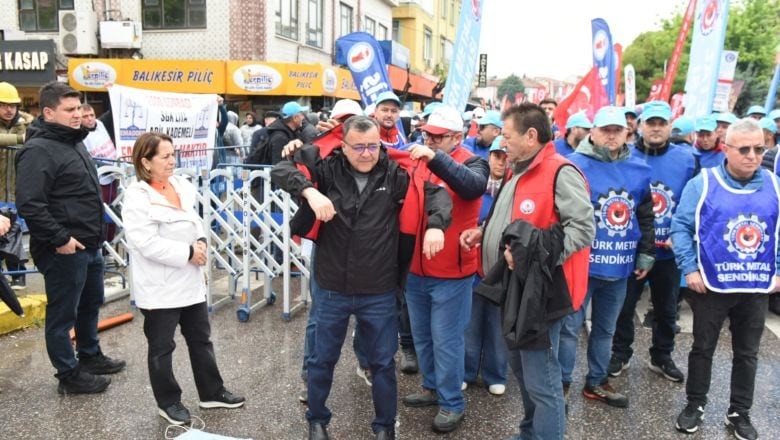Yeleğini Giydi, İşçilerin Arasında Yürüdü: Hakan Şehirli’den 1 Mayıs Desteği