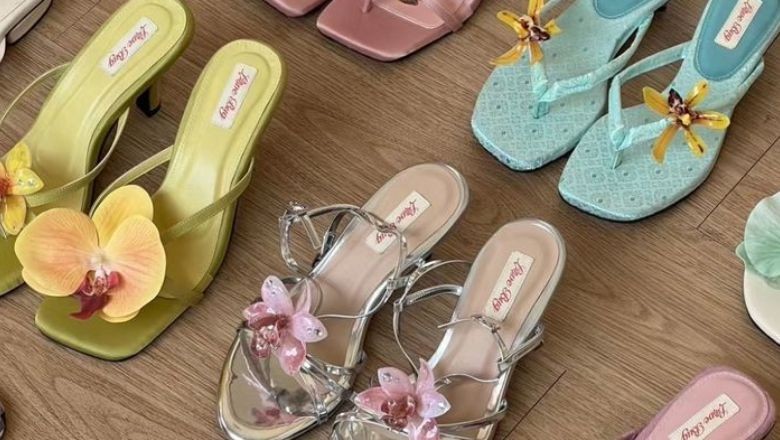 Balıkesir'de Çiçekli Sandaletler Gençlerin Gözdesi
