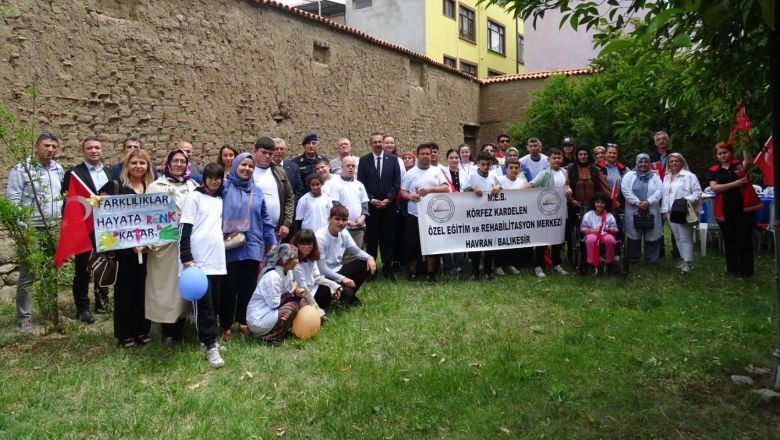 Havran’da Engelsiz Kalpler Farkındalık Yürüyüşü Gerçekleştirildi