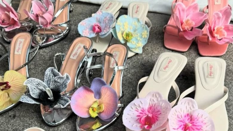 Balıkesir'de Çiçekli Sandaletler Gençlerin Gözdesi