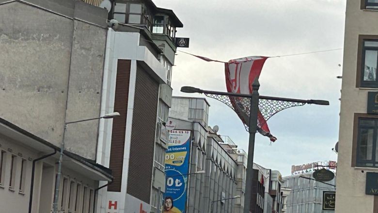 Balıkesir’de Rüzgar Balkes Bayraklarını Etkiledi