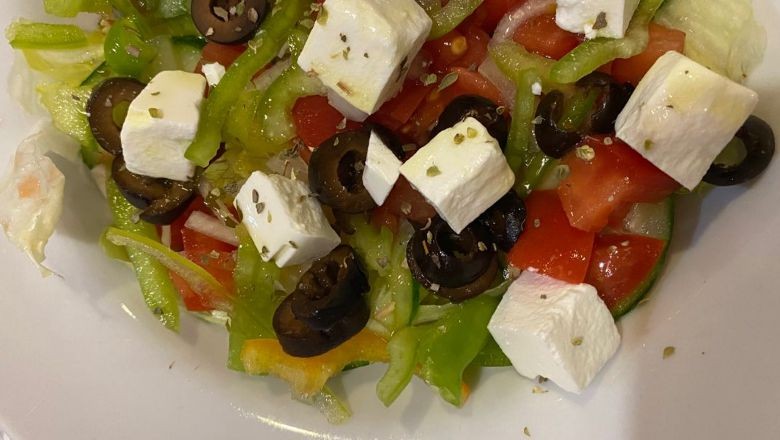 Balıkesir'de Sağlıklı Öğün Tercihi: Peynirli Zeytinli Salata