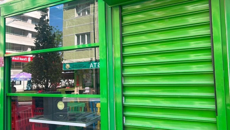 Esnaf Kepenk İndirdi Maça Kitlendi 