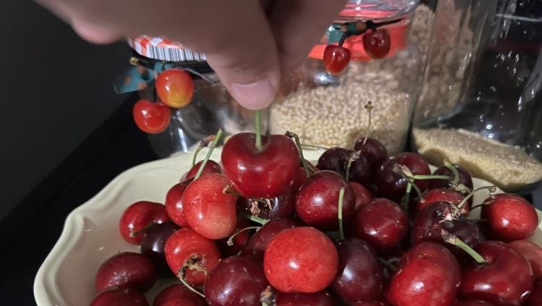 Kiraz Tezgahta Altınla Yarışıyor: 400 TL’den Satışta. 