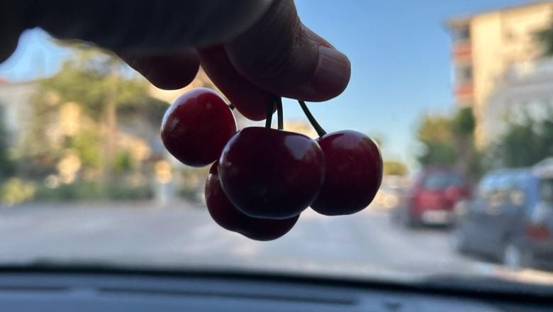 Kiraz Tezgahta Altınla Yarışıyor: 400 TL’den Satışta. 