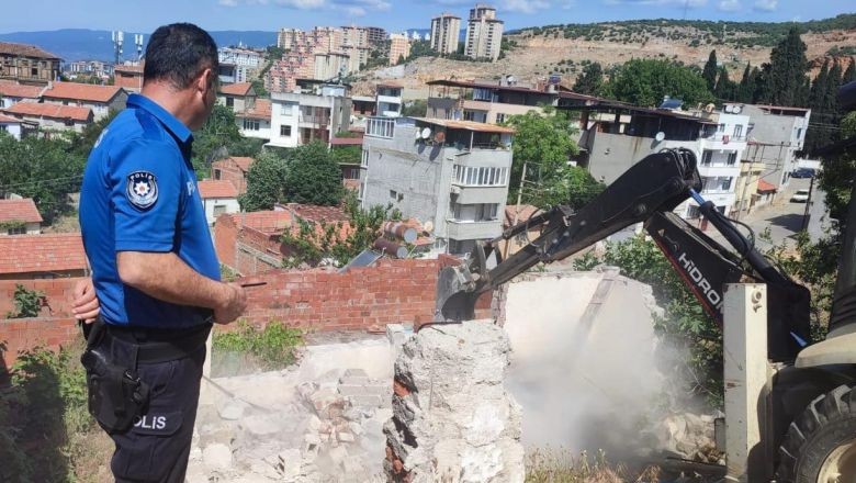  Edremit'te metruk binalar yıkılıyor 