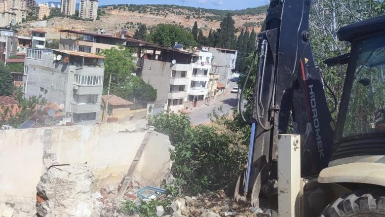  Edremit'te metruk binalar yıkılıyor 
