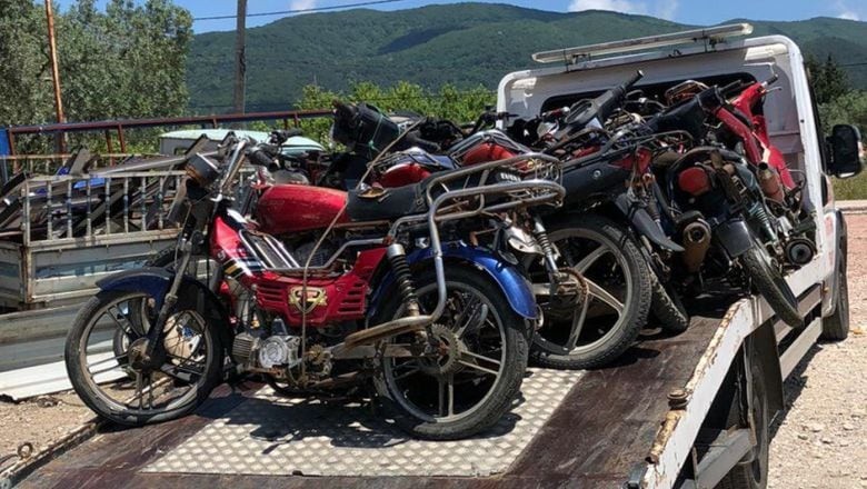 Balıkesir’in Erdek ilçesinde yaz sezonunun yaklaşmasıyla birlikte şehir merkezindeki tescilsiz motosikletlere yönelik denetimler 