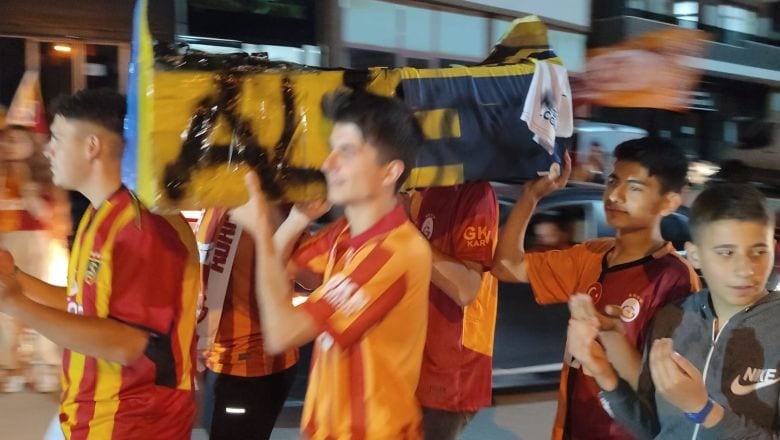 Taraftarlardan Fenerbahçe ve Ali Koç’a Tabutlu Gönderme 