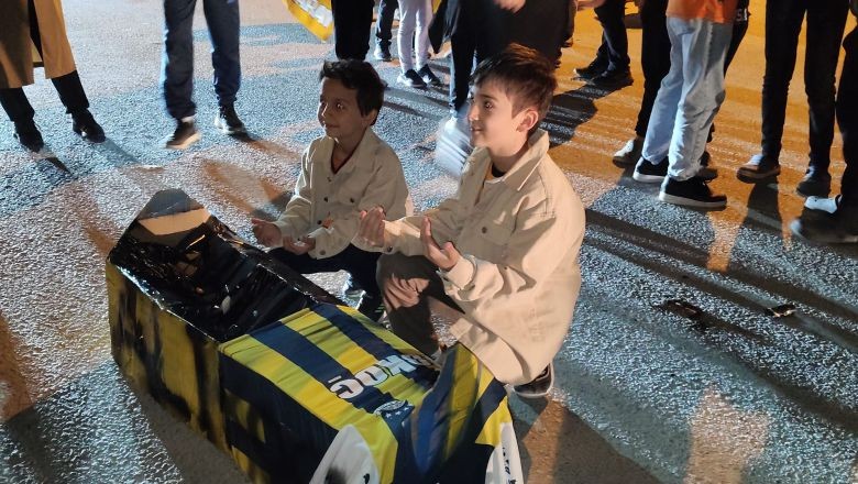Taraftarlardan Fenerbahçe ve Ali Koç’a Tabutlu Gönderme 