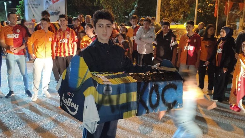 Taraftarlardan Fenerbahçe ve Ali Koç’a Tabutlu Gönderme 