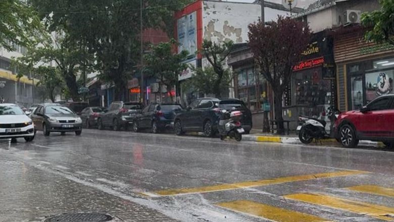  Bandırma’da Sağanak Yağış Hayatı Olumsuz Etkiledi 